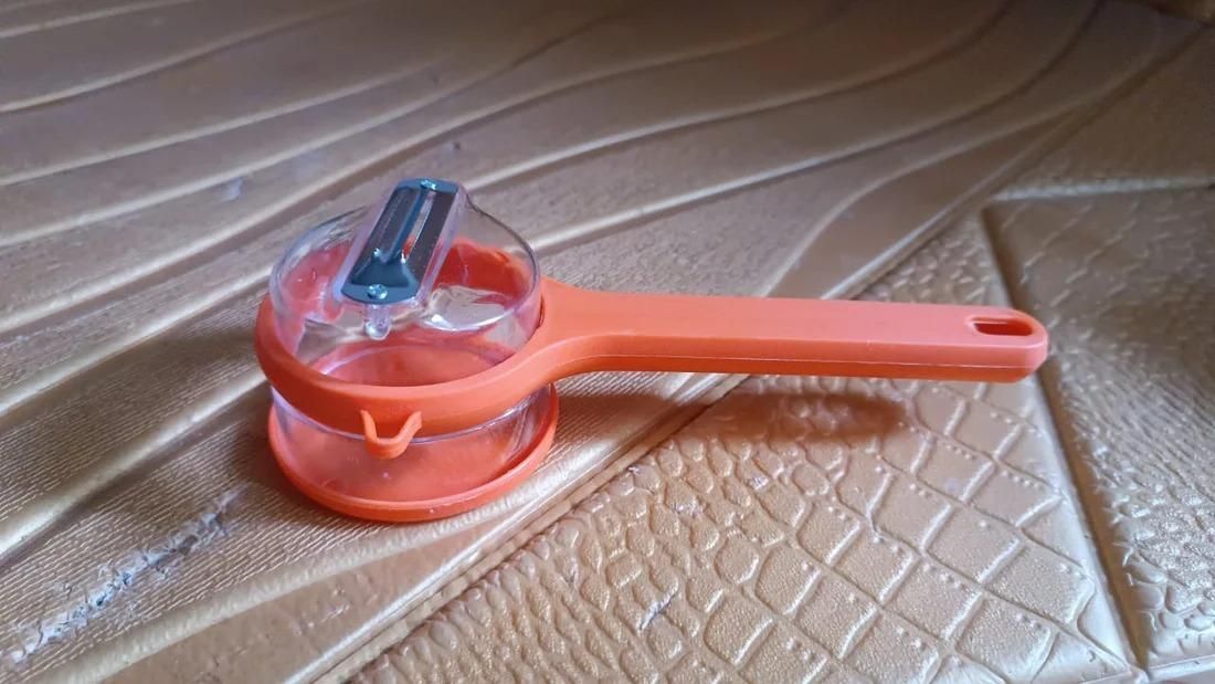 Vegetable Peeler with Convenient Storage Box